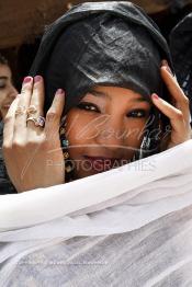 Image du Maroc Professionnelle de  La mariée est assise devant une tente durant la célébration de son mariage au moussem de Tan Tan, qui est organisé dans un site désertique sur lequel la ville de Tan Tan a toujours accueilli la majorité des tribus et des grandes familles nomades du désert lors d'un grand moussem, Samedi 24 Mars 2012. (Photo / Abdeljalil Bounhar)
